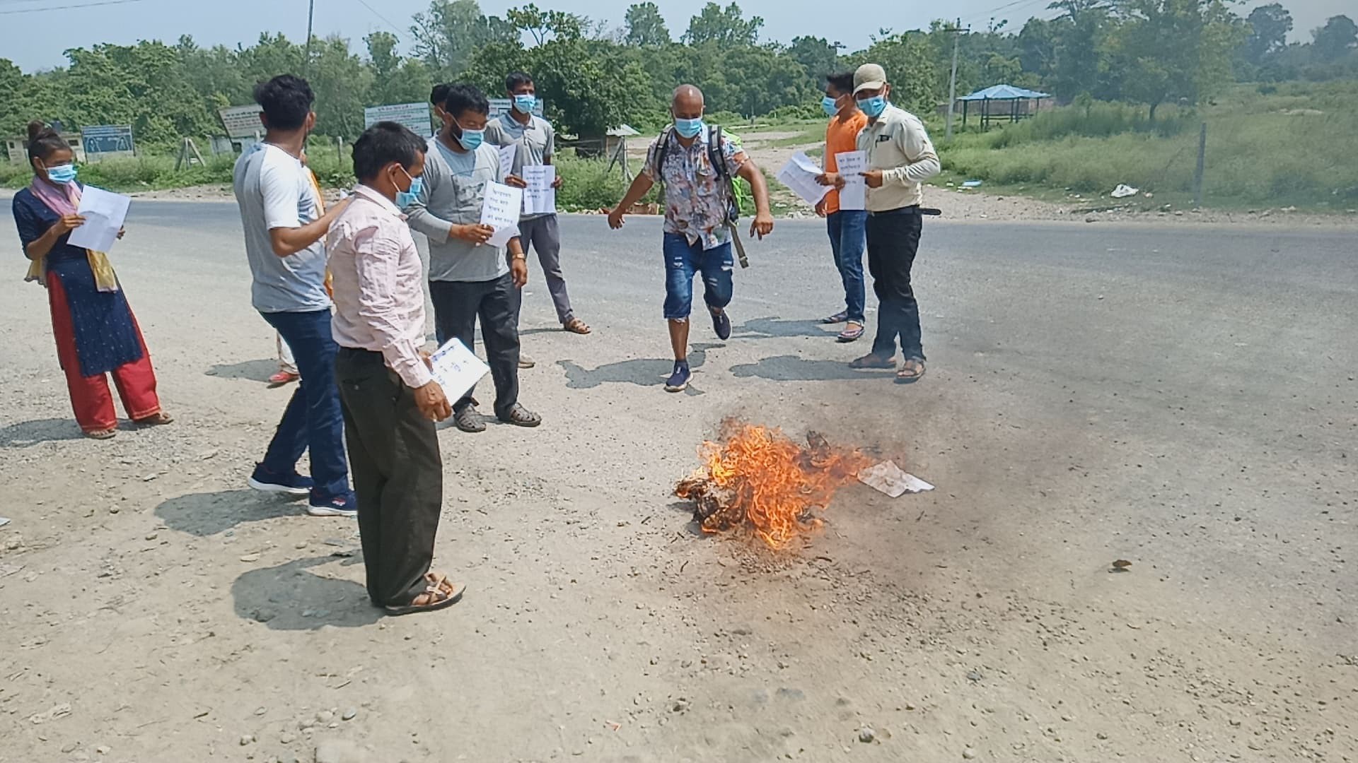 कैलाली को घोडाघोडीमा प्रधानमन्त्री ओली र  उपप्रधानमन्त्री राजेन्द्र महतोको पुत्ला दहन